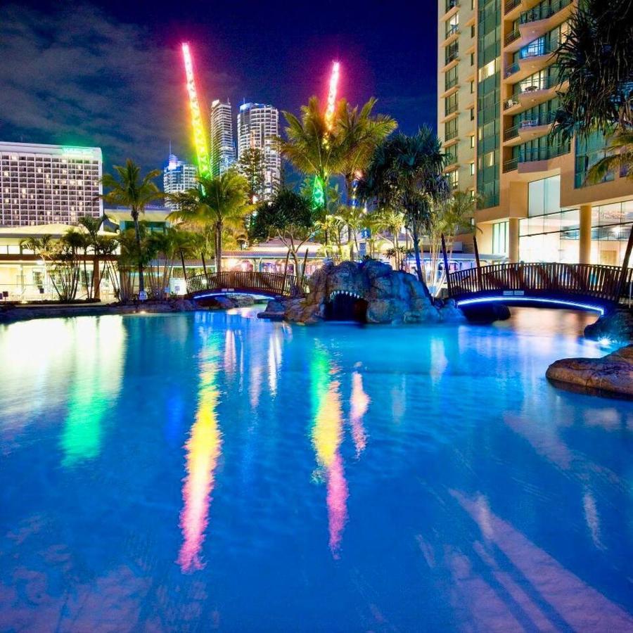 Energy And Poolside Serenity At Surfers Apartment *