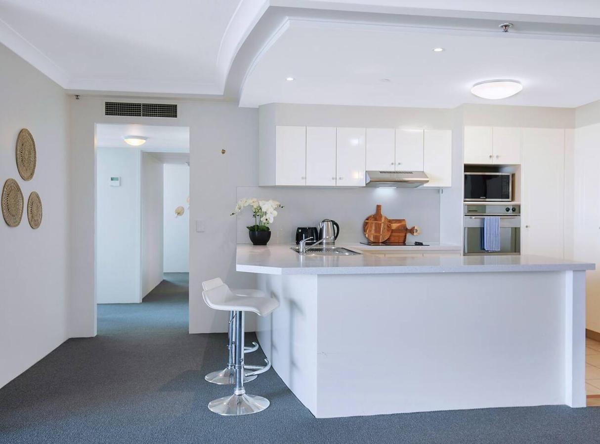 Apartment Energy And Poolside Serenity At Surfers