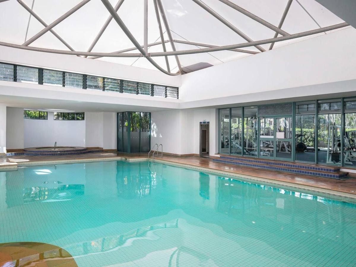 Apartment Energy And Poolside Serenity At Surfers